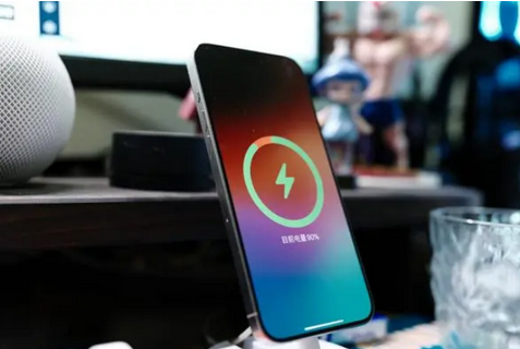 温州苹果15换屏服务分享用什么充电器给iPhone15充电更好 